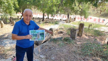 Tarihi mezarlıktaki ok işaretli mezar taşı çalındı