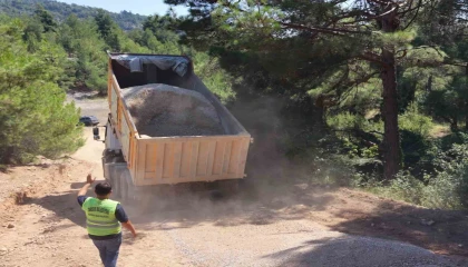 Tarsusun kırsal mahallelerinde ulaşım için yol mesaisi
