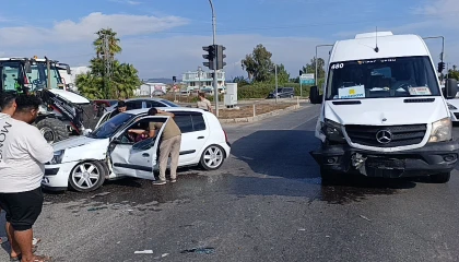 Tur minibüsü ile otomobil çarpıştı: 2 yaralı