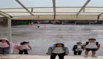 Yağmur altında istiklal marşı okuyan ilkokul öğrencisi takdir topladı