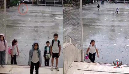 Yağmur altında istiklal marşı okuyan ilkokul öğrencisi takdir topladı