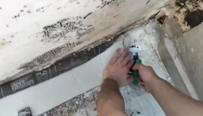 Yağmur suyu giderine sıkışan yavru kediyi itfaiyeciler kurtardı