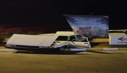 Yasak olmasına rağmen U dönüşü yapmak isteyen alkollü sürücü kaza yaptı