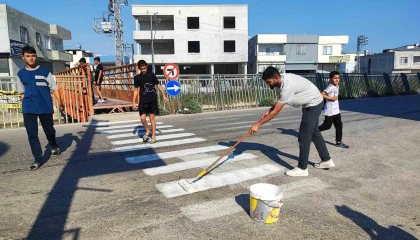 Yaya geçidi işaretini vatandaş yola kendi çizdi