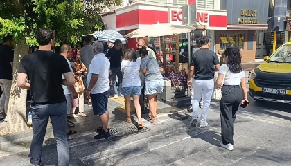 Yayaya yol veren araçların arasından geldi, yayaya çarpıp kaçtı