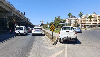 Yol kenarındaki kamyonet ekipleri alarma geçirdi, gerçek ise apayrı çıktı