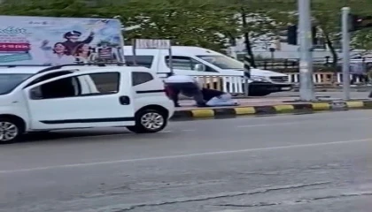Yolda gördüğü husumetlisini sokak ortasında silahla vuran şahsın o anları kamerada