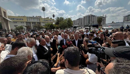 Yüreğir Belediyesi önünde başkan vekilliği kararına tepki