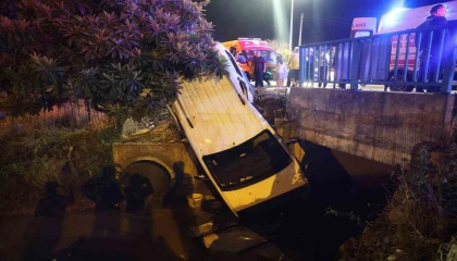 Adanada şiddetli yağışta kayan otomobil sulama kanalına düştü: 2 yaralı