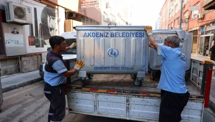 Akdenizde yıpranan çöp konteynerleri yenileniyor