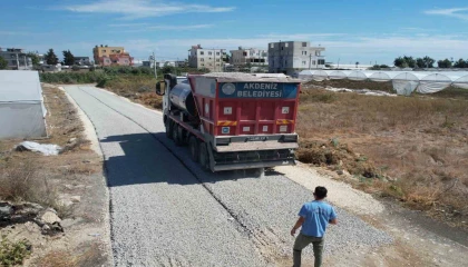 Akdenizde yol çalışmaları hız kesmeden sürüyor