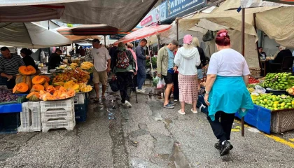 Alanyada sağanak pazar yerini göle çevirdi