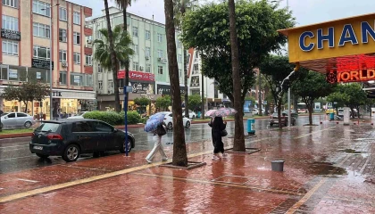 Alanyada sağanak yağış etkili oldu: Hazırlıksız yakalananlar zor anlar yaşadı
