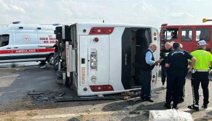 Antalya-Isparta Karayolunda yolcu midibüsü devrildi: 1i ağır 17 yaralı