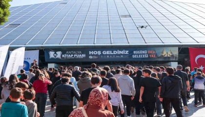 Antalya Kitap Fuarına öğrencilerden yoğun ilgi