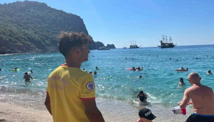 Antalya plajlarında ekim ayında yazdan kalma günler