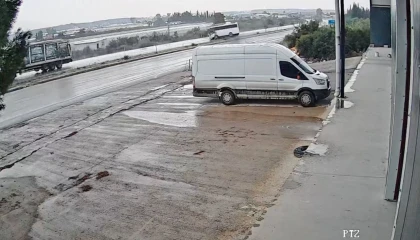Antalyada 17 kişinin yaralandığı midibüs kazası güvenlik kamerasında