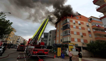 Antalyada 5 katlı apartmanın çatısında yangın paniği