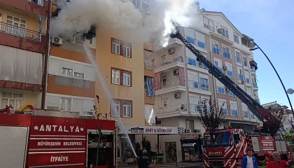 Antalyada 5 katlı binada yangın: Mahsur kalan 2si çocuk 4 kişiyi itfaiye kurtardı