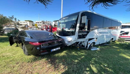 Antalyada midibüs ile otomobilin çarpışma anı kamerada: 2 yaralı