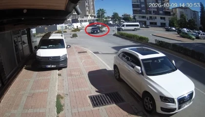 Antalyada otomobil ile motosikletin çarpışma anı kamerada