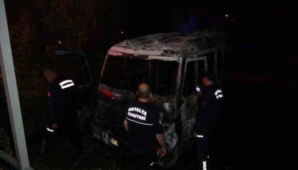 Antalyada park halindeki minibüs yandı