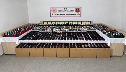 Antalyada piyasa değeri yaklaşık 5 milyon TL olan kaçak gözlük ve saat ele geçirildi