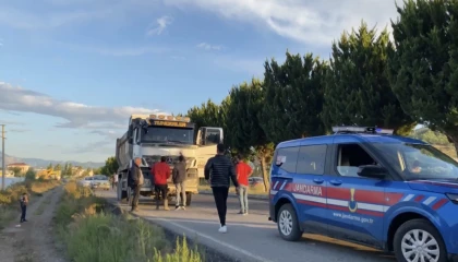 Antalyada seyir halindeki kamyon kurşunlandı: 1 yaralı