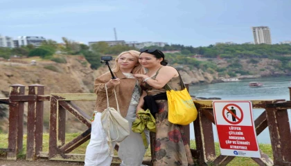 Antalyada turistler yağmura şemsiye, şelaleye objektif açtılar