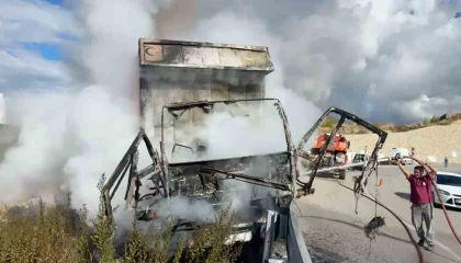 Antalyada yanan kamyonun sürücüsü, karşıdan gelen araçları görünce aracı bariyerlere sürmüş