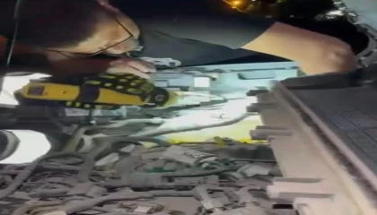 Arsuzda aracın motoruna sıkışan kedi kurtarıldı