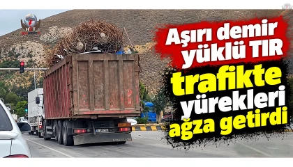 Aşırı demir yüklü tır trafikte yürekleri ağza getirdi