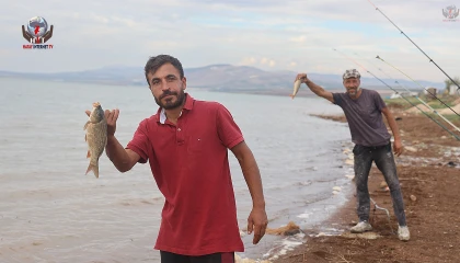 Aşırı yağışlarla birlikte sular altında kalan köy olta balıkçılarının uğrak noktası oldu