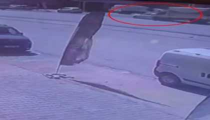 Binmek için kapısını açtığı otomobil, çarpmayla yerinden fırladı: O anlar kamerada