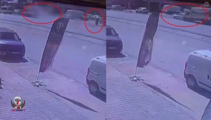 Binmek için kapısını açtığı otomobil, çarpmayla yerinden fırladı: O anlar kamerada