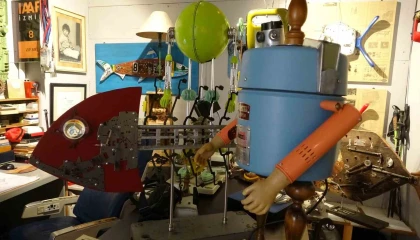 Çöpe gidecek elektronik malzemeler onun ellerinde sanat eserine dönüşüyor