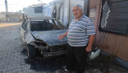 Depremzede vatandaş, camını kaldırım taşıyla kırdıkları otomobilini çalıştırırken yaktıklarını iddia etti