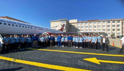 Dört astronot Aksudaki uçak okulunda öğrencilerle bir araya geldi