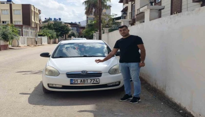 Düğünden yükselen silah sesleri nedeniyle kızını eve çıkaran adamın aracına yorgun mermi isabet etti