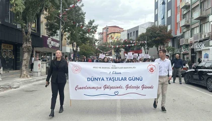 Dünya Yaşlılar Gününde her nesil el ele yürüdü
