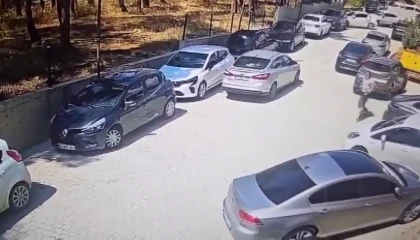 El freni çekilmeyen otomobil yokuş aşağı giderken güvenlik görevlileri durdurdu