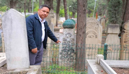 Eski Türkçe harflerle hazırlanan mezar taşının ardındaki Şeyh Ali Sezai Efendinin hikayesi
