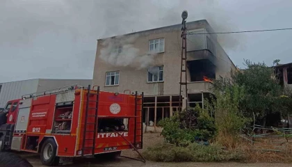 Ev yangınında mahsur kalan kadın kurtarıldı
