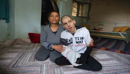 Evliliğinin 5.ayında vefat eden kocasının emaneti olan engelli evladına ömrünü adayan anne, çocuğu kendi kendini dövmesin diye bir an olsun yanından ayrılamıyor