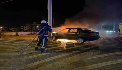 İki otomobil çarpıştı, elektrik direğine çarpan otomobil alev alev yandı: 2 yaralı