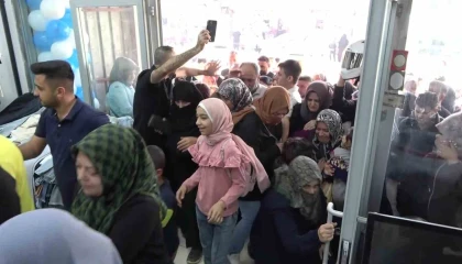 Kahramanmaraşta giyim mağazasında indirim izdihamı