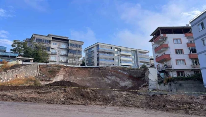 Kahramanmaraşta temel kazısı sırasında toprak kaydı, yol çöktü, vatandaşlar mağdur oldu