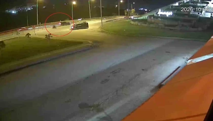 Kontrolsüz dönen otomobil motosiklete çarptı: 1 yaralı