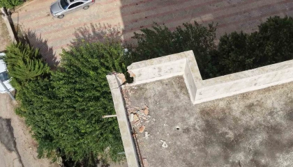 Kozanda apartmana düşen yıldırımın oluşturduğu hasar dronla görüntülendi