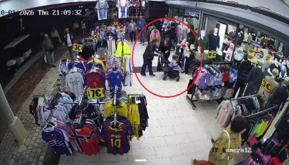 Mağazadan eşofman çalan turistler, taktıkları otelin bilekliği sayesinde yakalandı